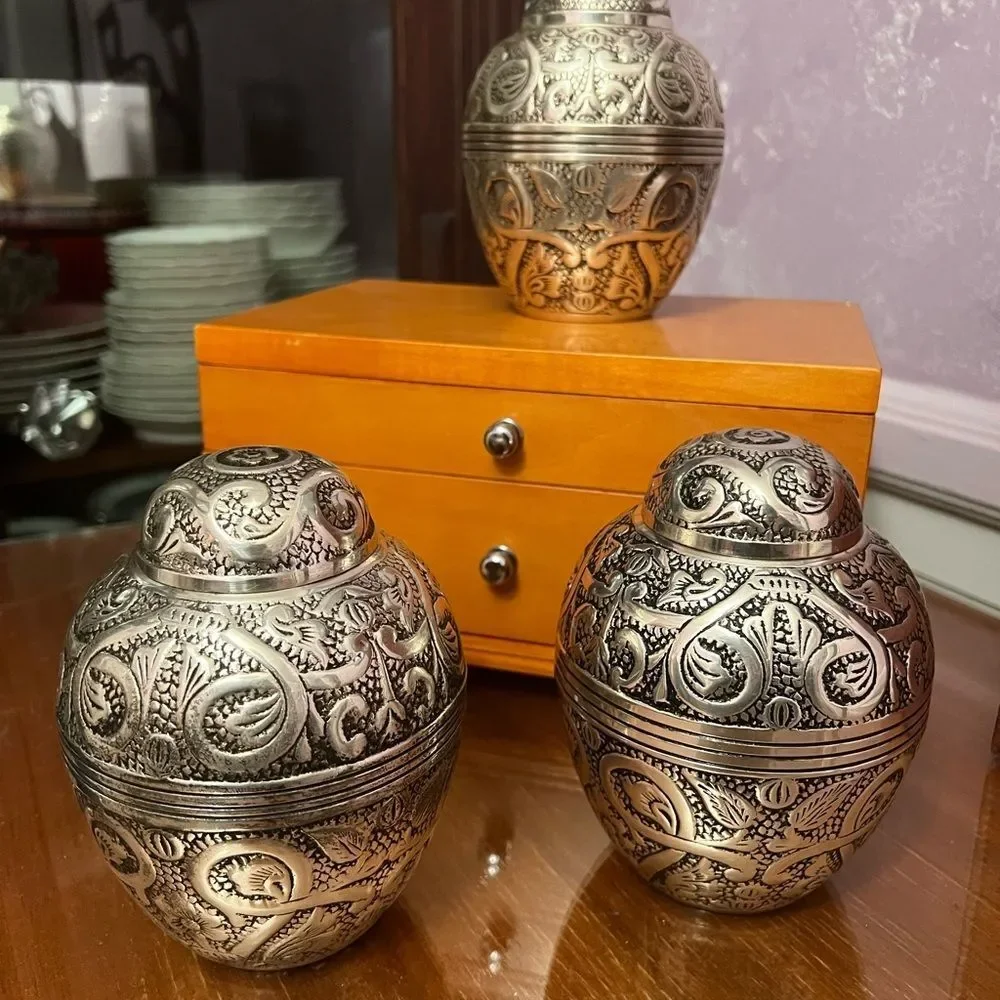 Beautifully engraved silver plated small urn for cremains. - Picture 3 of 10